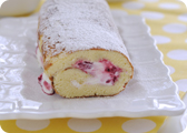 Salame dolce ripieno con cioccolato bianco e frutti di bosco
